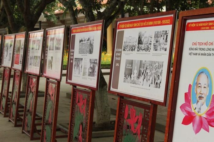 Hình ảnh, tư liệu về cuộc sống đời thường, sự nghiệp cách mạng của Chủ tịch Hồ Chí Minh được trưng bày ở Khu di tích.