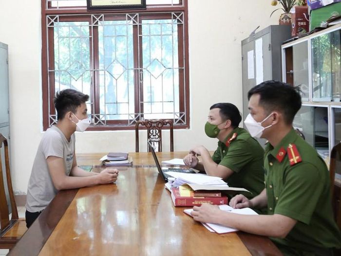 Cơ điều tra làm việc với đối tượng Nguyễn Thành Quang (Ảnh: CA Hà Tĩnh).