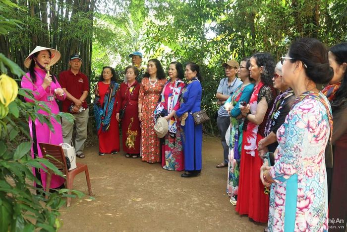 Cảm nhận chung của du khách khi về thăm quê Bác dịp này là sự xúc động sâu sắc. Bên mái nhà tranh mộc mạc, khi nghe thuyết minh viên kể về tuổi thơ của Bác Hồ và người thân trong gia đình ở quê hương, nhiều người đã không cầm nổi nước mắt. Ảnh: Huy Thư