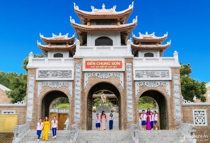 Sau khi thăm quê nội và quê ngoại Bác Hồ, du khách đến đền Chung Sơn, là nơi thờ tự gia tiên của Chủ tịch Hồ Chí Minh. Tổng thể công trình đền có diện tích 83,63 ha, được thiết kế và thi công khéo léo dựa vào thế núi Chung, càng uy nghi về tâm linh và thể hiện một khu du lịch sinh thái tiềm năng. Đây là biểu hiện sinh động của văn hóa và bản sắc vùng địa linh nhân kiệt xứ Nghệ; đồng thời, là sự thể hiện về sức mạnh dân tộc Việt bằng tinh thần đoàn kết, đồng lòng, chung sức và những giá trị nhân văn. Ảnh: Đức Anh