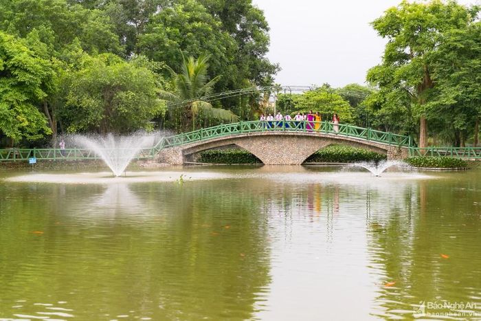 Cụm Di tích Làng Sen - Khu lưu niệm Chủ tịch Hồ Chí Minh hiện nay đã được xây dựng thêm nhiều cảnh quan như ao cá, vườn cây, phục dựng nhà hàng xóm... để phục vụ khách tham quan về với quê Bác. Năm 2019, Khu Di tích Kim Liên đã tu bổ, tôn tạo lại ao cá tại tuyến ra quê nội. Đây là không gian mang lại cảm giác thư thái cho mọi người khi về đây. Ảnh: Đức Anh.