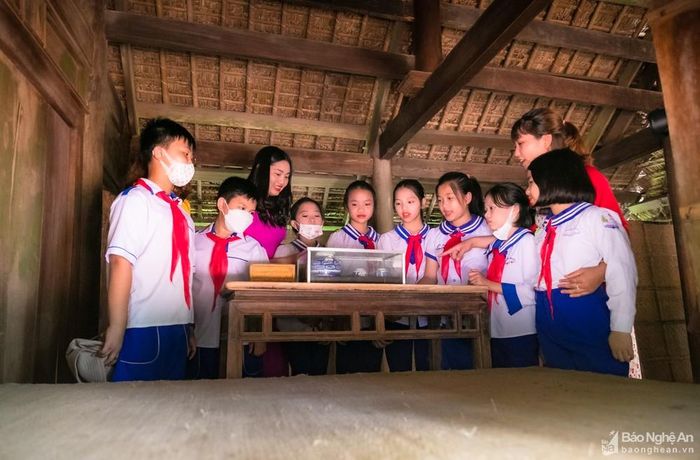 Tìm hiểu những kỷ vật trong ngôi nhà tranh nơi gắn liền với tuổi thơ của Bác. Ảnh: Đức Anh