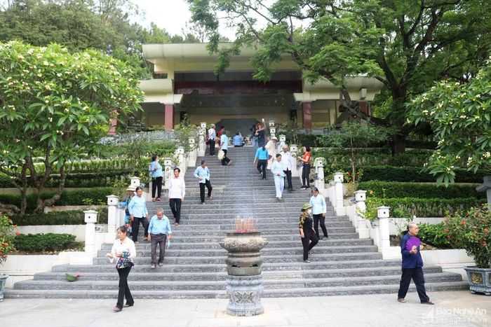 Trong dòng người lên núi Đại Huệ, thật xúc động khi có những cụ già đã 80, 90 tuổi vẫn leo núi băng băng để lên thăm mộ Bà Hoàng Thị Loan - thân mẫu của Bác Hồ. Một cụ già 92 tuổi quê ở Hà Tĩnh cho hay: Tôi nghĩ mình vẫn còn lên đây thăm mộ Bà Hoàng Thị Loan nhiều lần nữa. Ảnh: Huy Thư