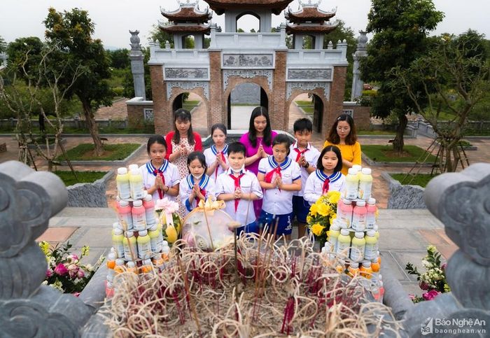 Các giáo viên và học sinh dâng hương tại đền Chung Sơn. Ảnh: Đức Anh
