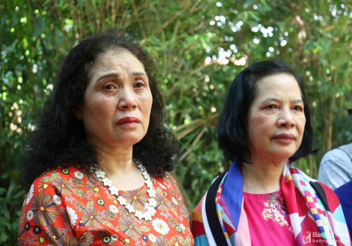 Bà Lê Thúy Hằng (61 tuổi) trú ở quận Ba Đình (Hà Nội) có mặt tại quê nội Bác Hồ chia sẻ: Tôi về thăm quê Bác đã nhiều lần, mỗi lần có một cảm nhận riêng, nhưng chung nhất là sự xúc động trước sự bình dị đơn sơ mà cao cả của Người. Ảnh: Huy Thư