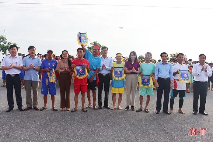 Giải đua thuyền huyện Cẩm Xuyên có sự tham gia của 6 đội đến các từ địa phương vùng biển trên địa bàn, bao gồm các xã: Cẩm Nhượng, Cẩm Lộc, Cẩm Dương, Yên Hòa, Nam Phúc Thăng và thị trấn Thiên Cầm. Trong ảnh: Ban Tổ chức tặng cờ lưu niệm cho các đơn vị tham dự giải.