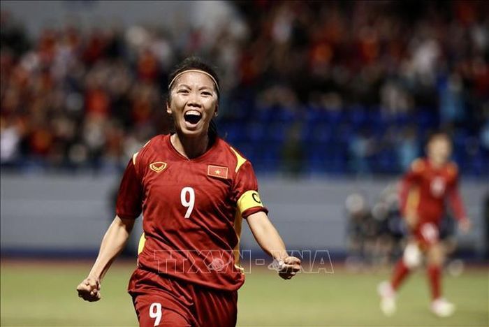 Phút thứ 28, từ quả đá phạt của Tuyết Dung, đội trưởng Huỳnh Như đánh đầu hiểm hóc mở tỷ số cho nữ VIệt Nam. Ảnh: Hoàng Linh/TTXVN