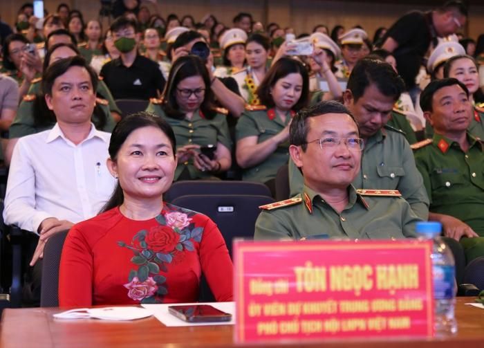 Bà Tôn Ngọc Hạnh, Ủy viên dự khuyết Ban Chấp hành Trung ương Đảng, Phó Chủ tịch TƯ Hội LHPN Việt Nam dự Lễ Tuyên dương, trao Giải thưởng Phụ nữ Công an tiêu biểu năm 2020, 2021