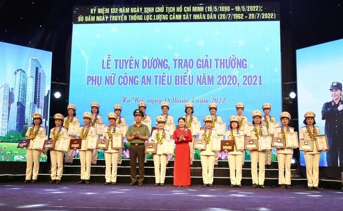 Thượng tướng Trần Quốc Tỏ, bà Tôn Ngọc Hạnh trao biểu trưng và chứng nhận tặng 40 phụ nữ Công an tiêu biểu năm 2020, 2021