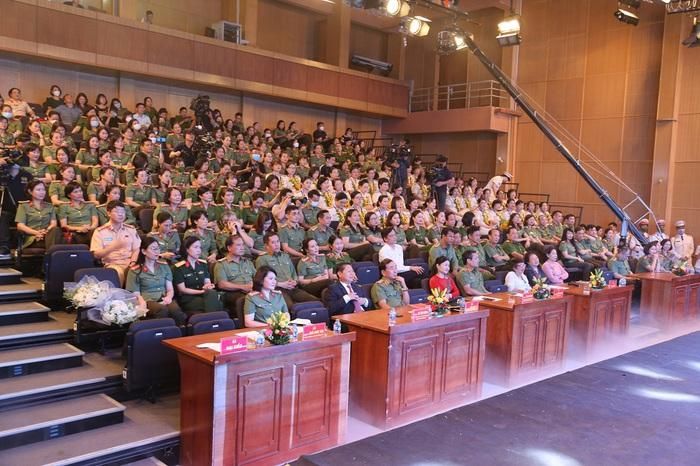 Các đại biểu tham dự Lễ tuyên dương, trao giải thưởng phụ nữ Công an tiêu biểu năm 2020, 2021