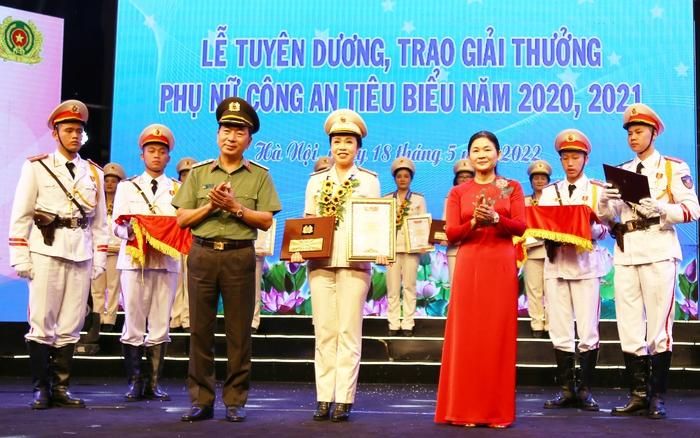 Thượng tướng Trần Quốc Tỏ, bà Tôn Ngọc Hạnh trao biểu trưng và chứng nhận tặng 40 phụ nữ Công an tiêu biểu năm 2020, 2021