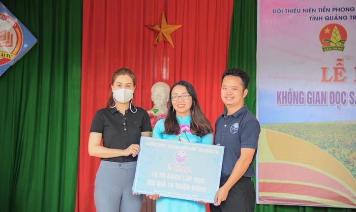  Hội đồng Đội tỉnh phối hợp với Chương trình Sách hóa nông thôn Quảng Trị tặng 10 “Tủ sách lớp học” cho Trường Tiểu học thị trấn Ái Tử - Ảnh: Trần Tuyền 
