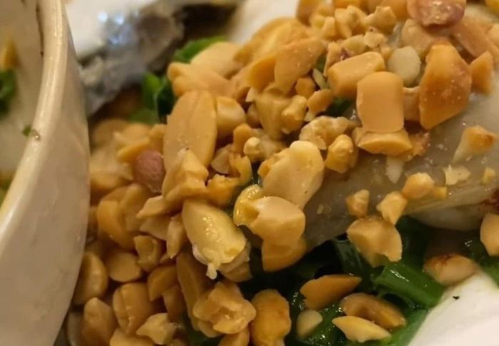  Dòi bò trong món hàu nướng mà khách hàng phản ánh. 