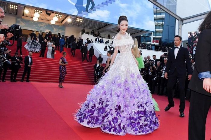 Lý Nhã Kỳ chọn bộ trang phục lấy cảm hứng từ hoa oải hương của nhà thiết kế Đỗ Long.