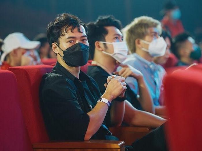 ...thỉnh thoảng liếc qua nhìn các phóng viên