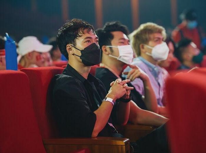 Văn Toàn chăm chú ngồi xem các đội tuyển thi đấu...