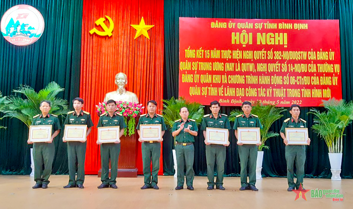 Đại tá Nguyễn Minh Hiến trao giấy khen tặng các tập thể, cá nhân có thành tích tốt trong công tác kỹ thuật. 
