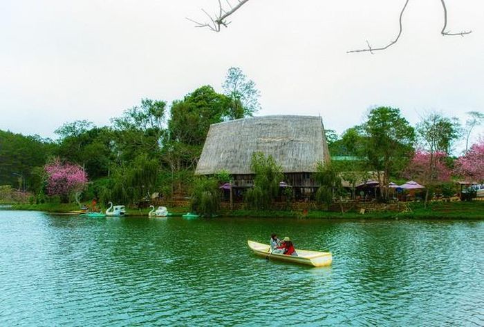 Hồ Đăk Ke, huyện Kon Plông - một trong những địa điểm du khách thường ghé thăm. (Nguồn: Bộ Văn hóa, Thể thao và Du lịch)