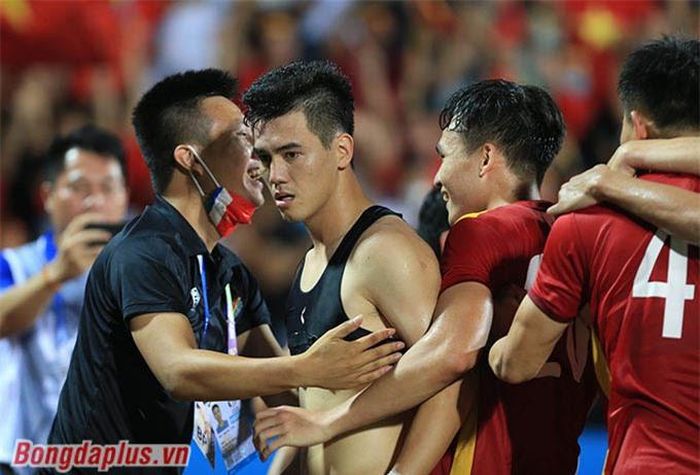 Tiến Linh chấp nhận chịu thẻ vàng vì màn ăn mừng cởi áo. Nhưng đó cũng là lúc anh giải tỏa sức ép vốn trói buộc mình trong nhiều trận đã qua