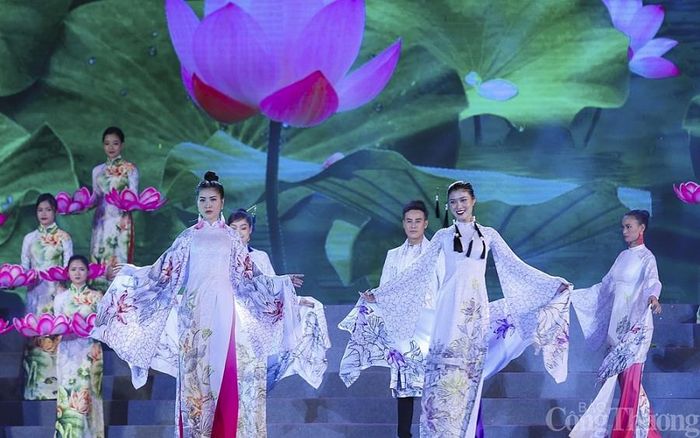  Đan xen giữa chương trình nghệ thuật là màn trình diễn "Áo dài Sen Việt" của các hoa hậu, nam vương, siêu mẫu đến từ TP. Hồ Chí Minh 