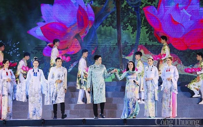 Điểm nhấn của chương trình là phần trình diễn bộ sưu tập áo dài sen, lấy cảm hứng từ hình tượng hoa sen.