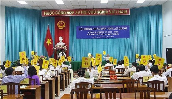 Các đại biểu biểu quyết tại kỳ họp.