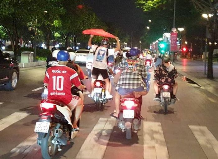 Nhiều thanh thiếu niên quá khích đứng và ngồi cả 2 chân lên yên xe.