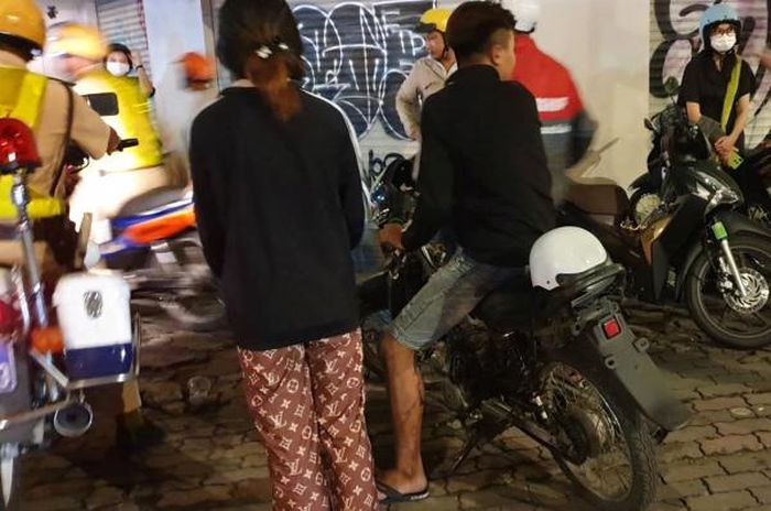 Đối tượng đi xe không biển số nài nỉ CSGT xin không lập biên bản vì "chỉ có một chiếc xe để 2 vợ chồng đi làm". Lợi dụng đông người, đối tượng này nổ máy, phóng xe lạng lách bỏ trốn, để lại người phụ nữ đi cùng hớt hải chạy bộ theo.