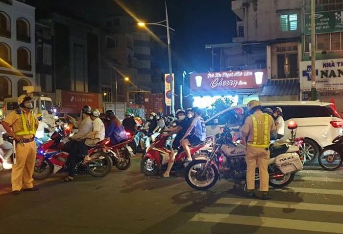 Các phương tiện đều phải chuyển hướng di chuyển.