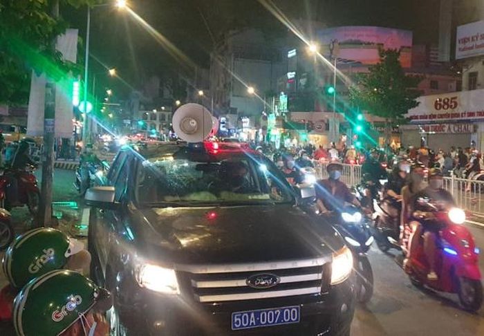 Công an phường dẹp các nhóm người tụ tập trên vỉa hè la hét cổ vũ cho nhóm "quái xế" nẹt pô, chạy xe tốc độ cao.