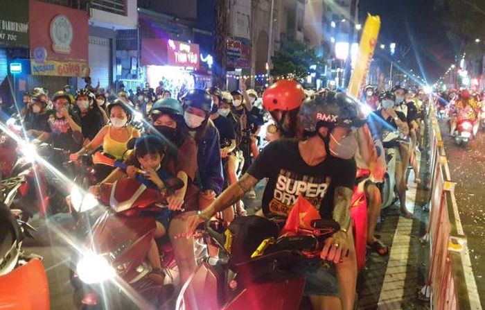 Tại tuyến đường Trần Hưng Đạo, khu vực quận 1 và quận 5, các ngã tư đều có lực lượng CSGT "chia nhỏ" dòng người đang cố tìm cách đổ dồn về khu vực trung tâm.