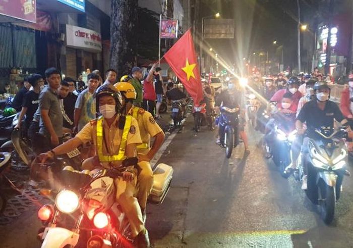 Để giải tán các "cơn bão" manh nha hình thành, CSGT, Công an quận, Công an phường, hình sự... đã chia cắt đoàn người ra thành từng nhóm nhỏ vài chục phương tiện, sau đó đẩy đuổi ra khỏi khu vực trung tâm thành phố.