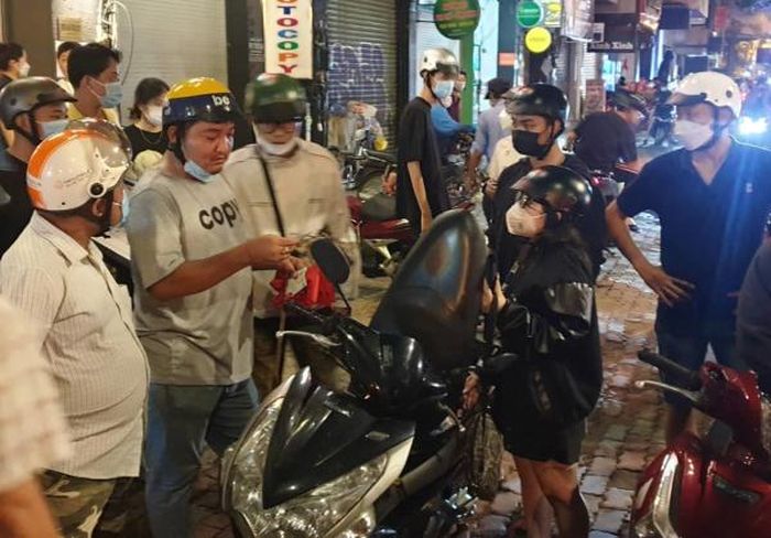 Các tổ hình sự len lỏi trong dòng phương tiện đưa những thanh thiếu niên sử dụng phương tiện thay đổi kết cấu, pô nổ to, nhún nhảy trên xe, nẹt pô... lên vỉa hè để kiểm tra xử lý. 