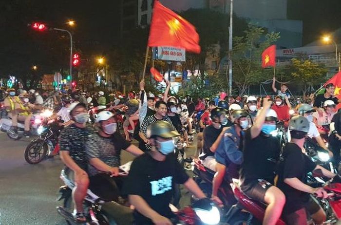 Tuyến đường Trần Hưng Đạo - nơi tập trung hàng ngàn người xuống đường sau trận bán kết, các tổ công tác đã có mặt để giải tán đám đông.