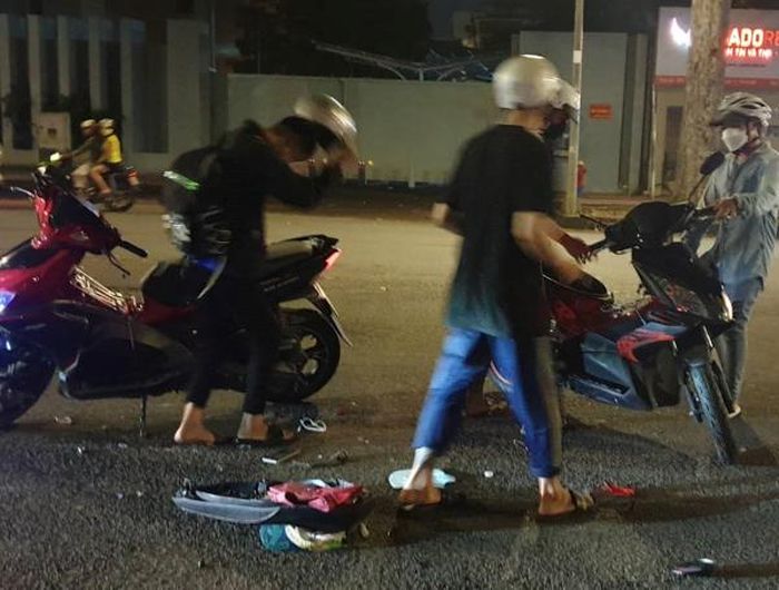 Do hò hét, phóng xe với tốc độ cao, một thanh niên đã tông trúng một người đi đường khiến 2 xe hư hỏng nặng.