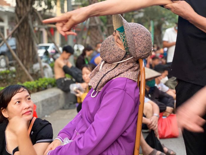 Một số người tranh thủ "chợp mắt" trước khi phát vé.