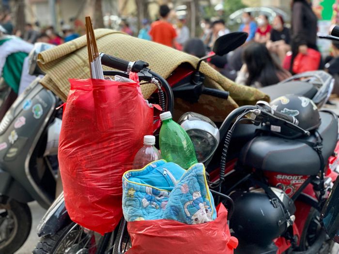 CĐV đã chuẩn bị đầy đủ chăn gối, lương thực.... để phục vụ việc xếp hàng xuyên đêm.
