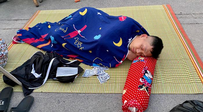 Khoảng 5h30 sáng nay, nhiều CĐV vẫn còn chìm trong giấc ngủ giữa đường trước SVĐ Cẩm Phả.