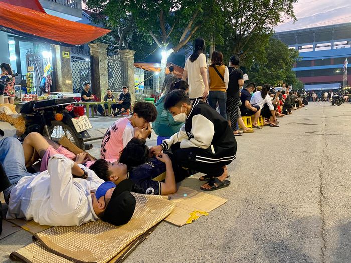 Hàng nghìn CĐV đã trải chiếu, ăn, ngủ xuyên đêm trước SVĐ Cẩm Phả để đợi nhận vé mời.