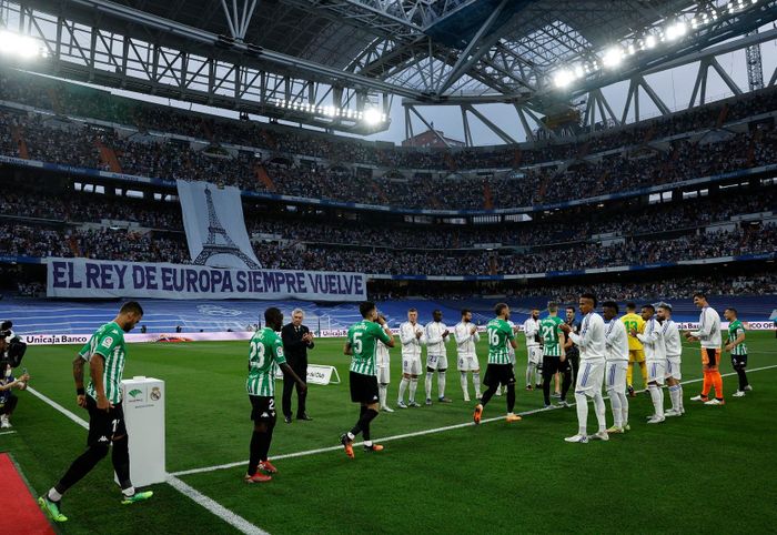 Trước khi trận đấu diễn ra, Real Madrid với tư cách chủ nhà xếp hai hàng để chào đón Real Betis, đội vừa giành chức vô địch Copa del Rey sau khi đánh bại Valencia ở chung kết.