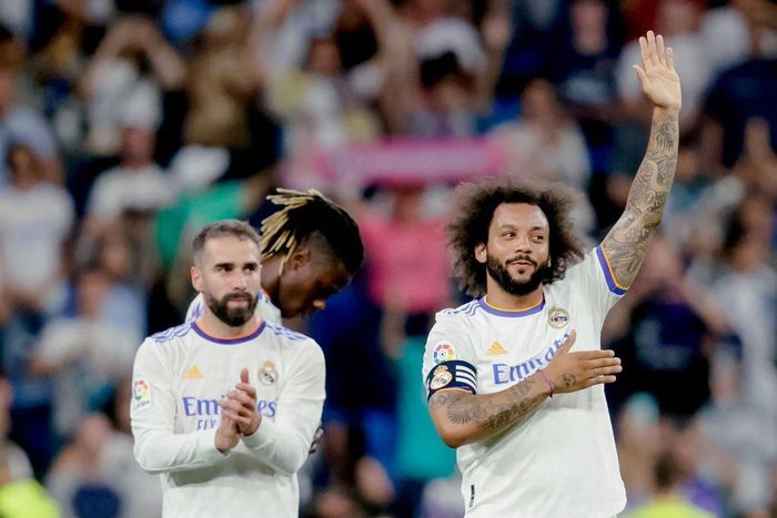 Marcelo (phải) tạm biệt người hâm mộ Real sau trận đấu cuối cùng ở sân Bernabeu. Hậu vệ người Brazil sẽ chia tay "Los Blancos" vào hè năm nay để tìm kiếm thử thách mới. Đích đến của anh có thể là Juventus.