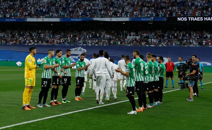 Sau khi được Real chào đón, cầu thủ Betis cũng xếp thành hai hàng để thực hiện nghi thức pasillo với đội đương kim vô địch La Liga. Trước đó, Atletico Madrid từ chối thực hiện pasillo ở trận derby Madrid trên sân Wanda Metropolitano.
