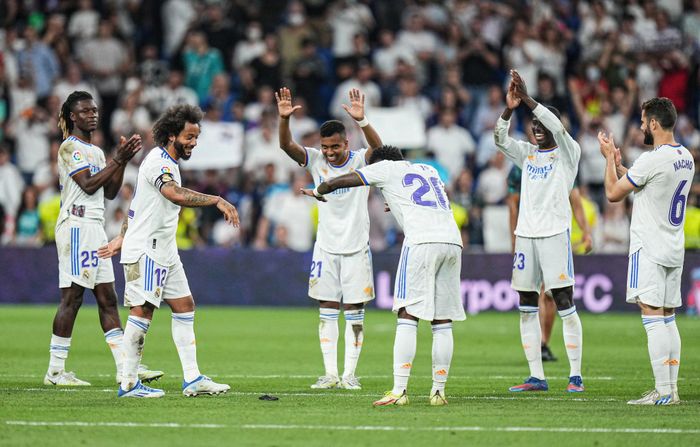 Dàn cầu thủ trẻ Vinicius Jr, Rodrygo cúi người bày tỏ sự tôn trọng với đàn anh người Brazil. Trong màu áo "Los Blancos", ngôi sao 34 tuổi đã giành hết vinh quang, nổi bật là 6 chức vô địch La Liga, 4 Champions League.