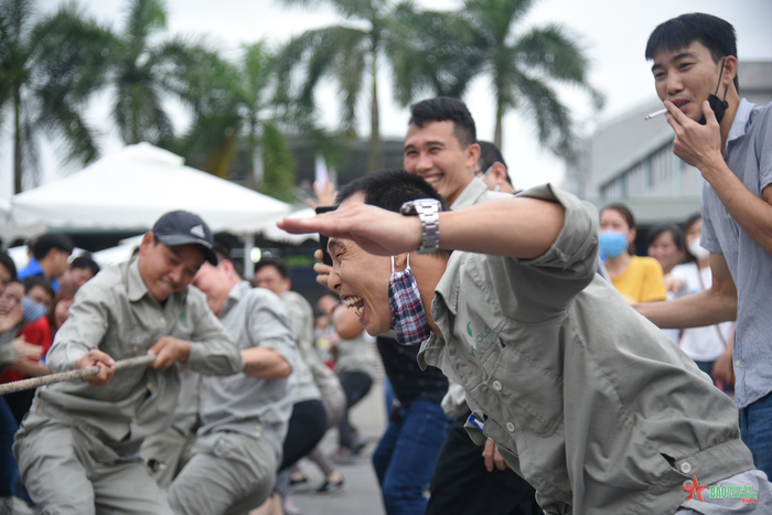 Nụ cười rạng rỡ trên gương mặt của những người công nhân.