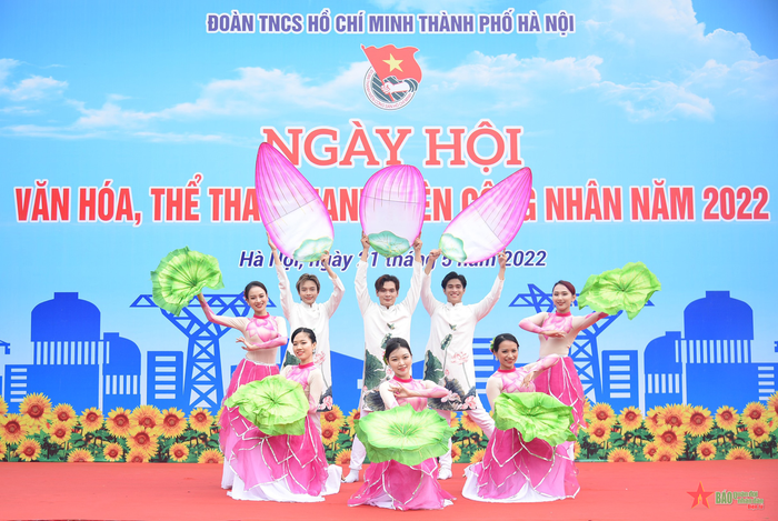 Mở đầu bằng tiết mục văn nghệ khai mạc chương trình.