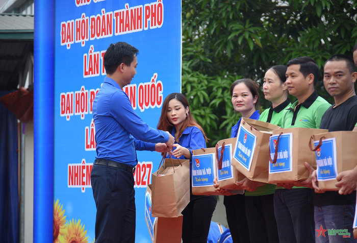 Đồng chí Nguyễn Đức Tiến, Phó bí thư Thường trực Thành đoàn Hà Nội tặng quà cho thanh niên công nhân.