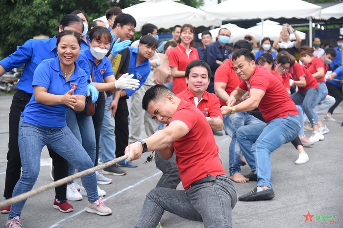Cổ động viên hò reo tiếp sức cho các đội.