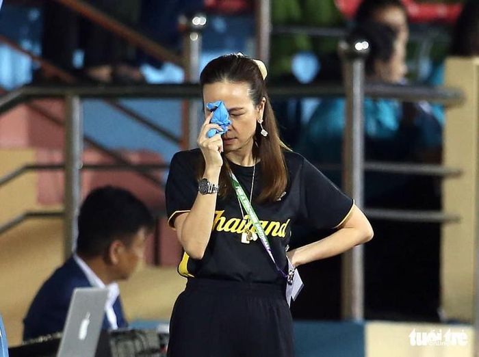 Tại trận đấu với U23 Lào, bà bị chấn thương mũi khi va vào thủ môn U23 Thái Lan. Bà vẫn nén đau để ở lại theo dõi trận đấu U23 Thái Lan thắng U23 Lào 1-0