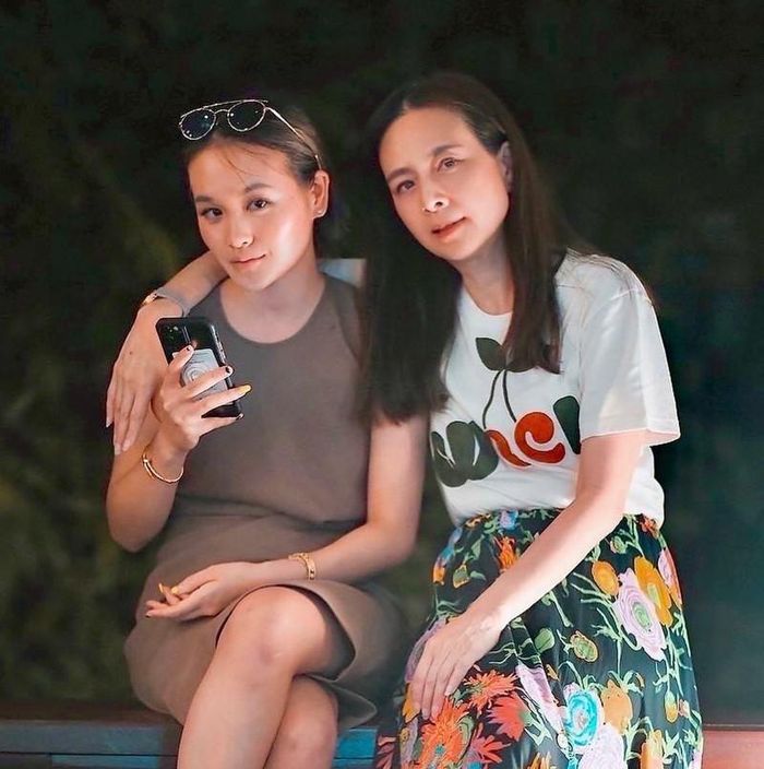 Con gái của bà Madam Pang rất xinh đẹp, thừa hưởng sự thông minh của bà, nằm trong thế hệ "rich kids" của Thái Lan. 