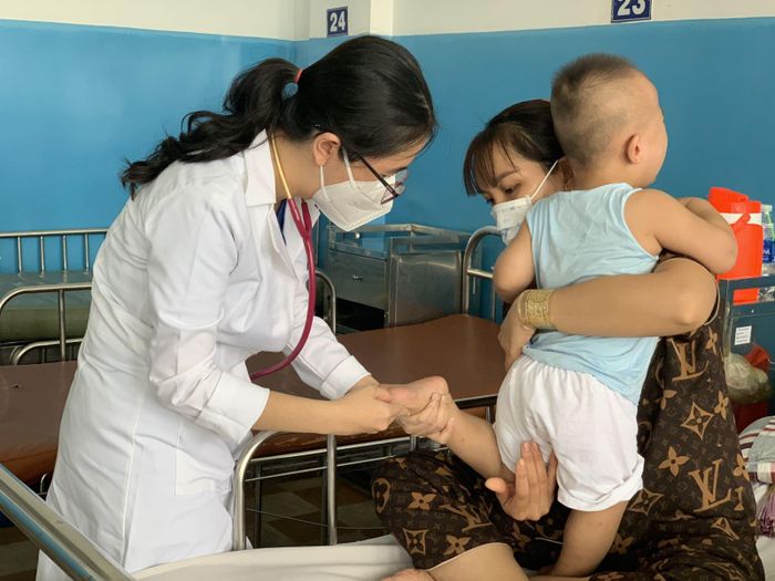 Trẻ cần được theo dõi sát, để xử trí kịp thời những biến chứng xảy ra. Ảnh minh họa: Đan Phương/Báo Tin tức